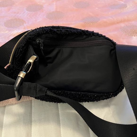 Lululemon Feeling Ready Pouch - Picture 4 of 5